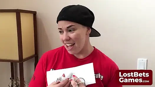 Doğum gününde dövme salonunun dışında gergin bir şekilde durdu