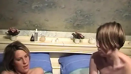 Cewek seksi jerman rambut pirang lagi asik seks lesbian di ranjang sambil bugil