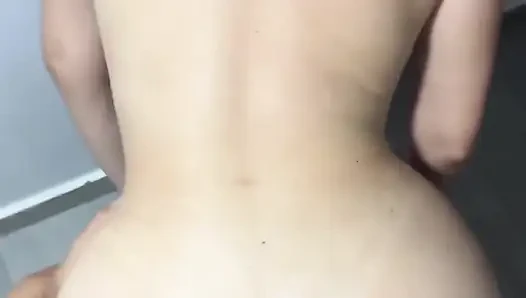 Pamela mendoza lagi asik hot di kamar mandi