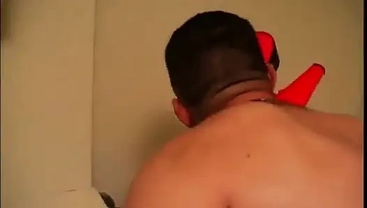 Latina-küken mit dickem hintern bekommt ihre muschi im badezimmer geleckt und gefickt