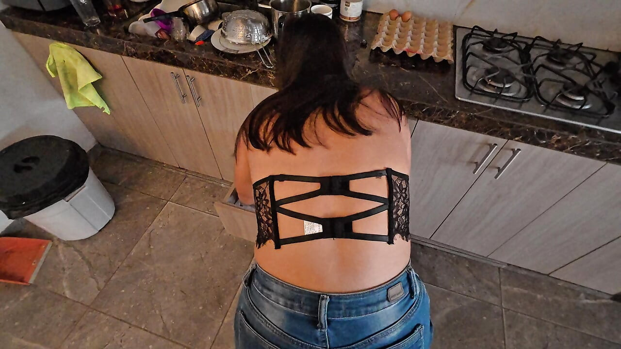 STEPMOM WANTS TO FUCK IN THE KITCHEN CUMSHOT IN MOUTH