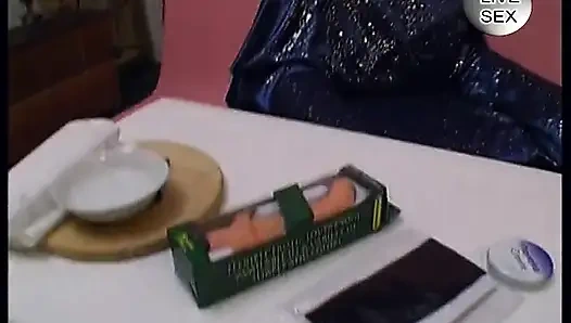 Юную блондинку в колготках трахают сзади