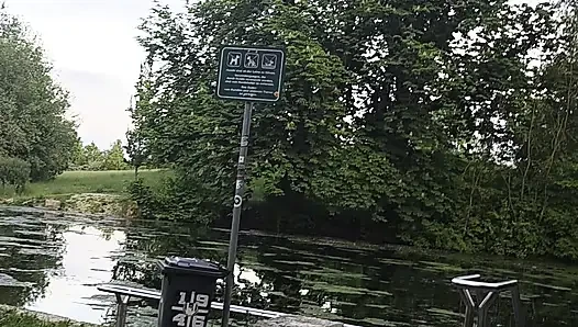 Запрет на дом пугает чужого человека в природе