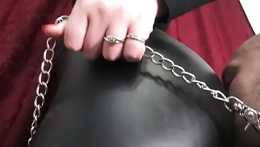 Гигантесса в очках, доминирование сапогами!