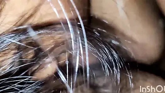 Gece romantizmi kocasının yarağıyla oynuyor