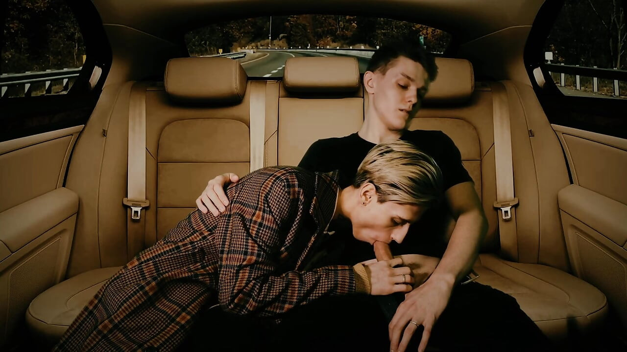 Hunk fucked in anal in the back seat of a car