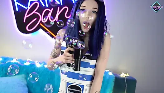 R2d2 обожает играть с ее дырками