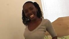 Une salope adolescente noire sexy se masturbe