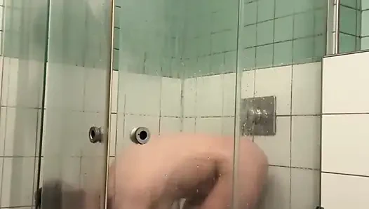 Memata-matai seorang gadis di kamar mandi di pompa bensin