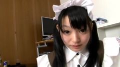 Japanisches Mädchen Konoha im hübschen Zimmermädchenkostüm