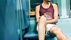Юный паренек хочет секс в поезде