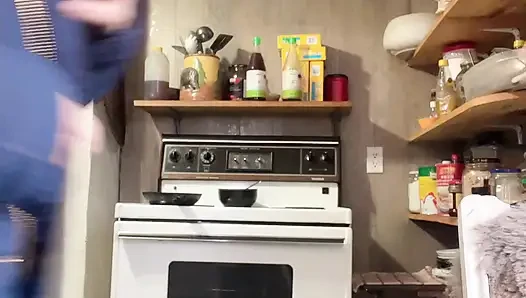 Hana lagi masak di dapur sebelum kencing di toilet