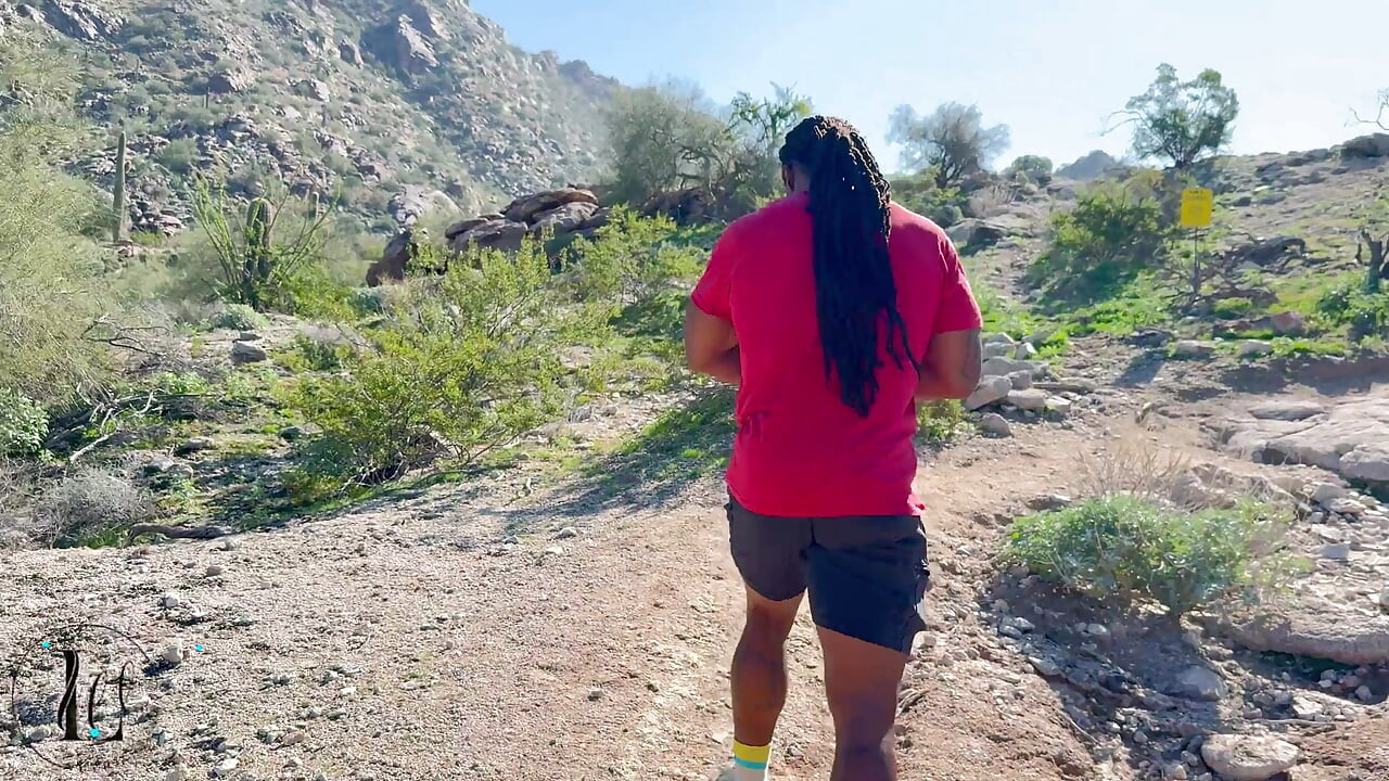 エボニーカップルが新鮮な空気とポルノスターをハイキング