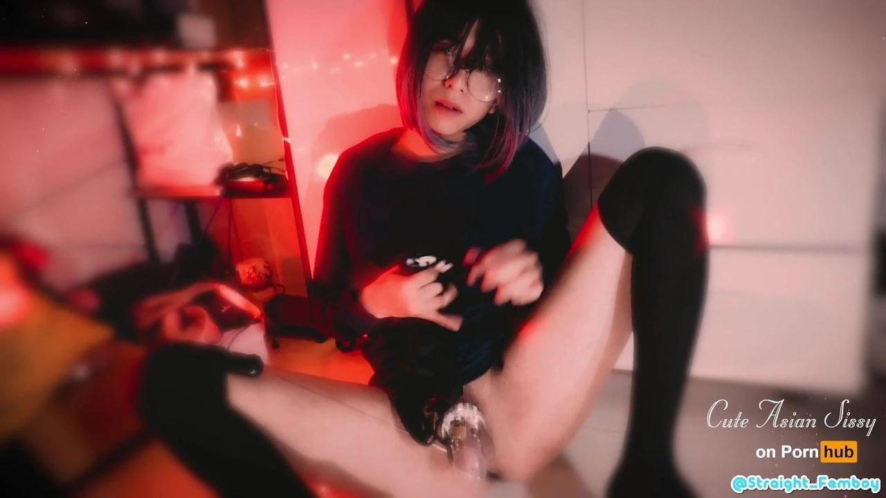 Söt asiatisk sissy onanerar vibratorägg i chasitity