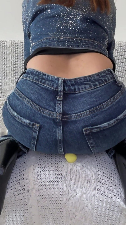 Pequeno homem é destruído por peidos de rosto gigante