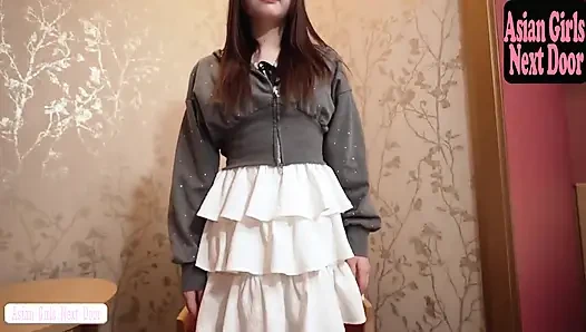 Sevimli amatör kız kışın bile mini etekle geliyor, yumuşak cazibe ve oyuncu Allure anında dikkati çalıyor