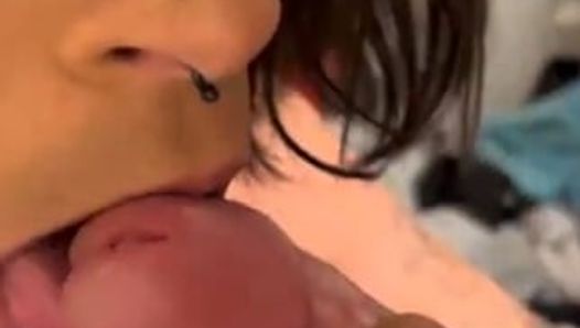 Getatoeëerde transgender pijpbeurt sperma klaarkomen in het gezicht comp