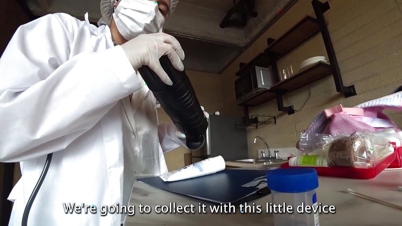 Enfermera latina ordeña mi muestra de semen con máquina y su garganta profunda