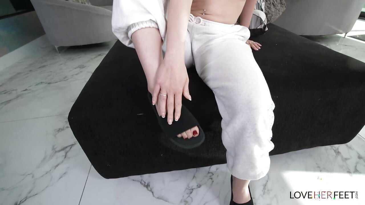 Busty Babe Jenna Madison Flex Her Gorgeous Suckable Feet