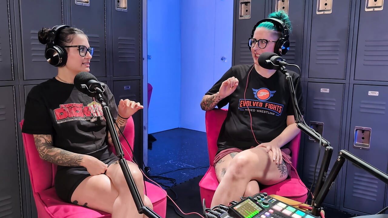 Luna lovely und nikki zee schließen sich ariel beim gespräch in der umkleidekabine an