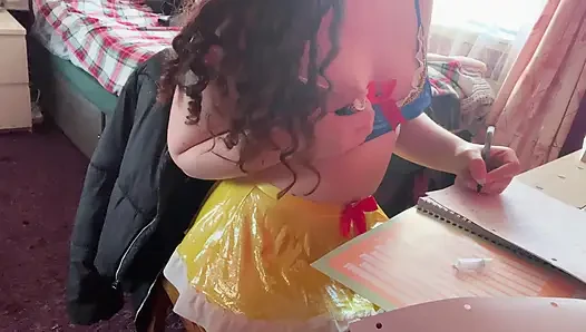 SnowWhite возбужденно учится