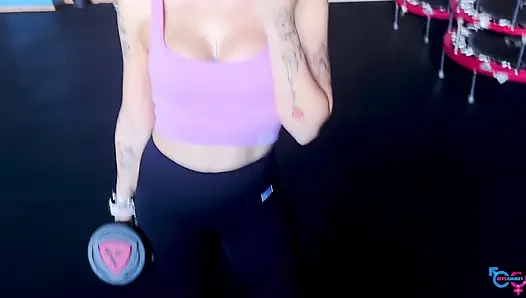 Gadis Italia kacau dalam posisi yang berbeda menikmati seperti pelacur