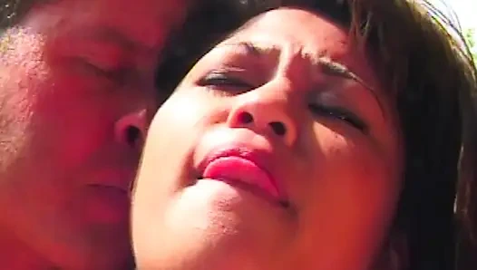 College Confessions: Heißer Pool-Sex mit asiatischer