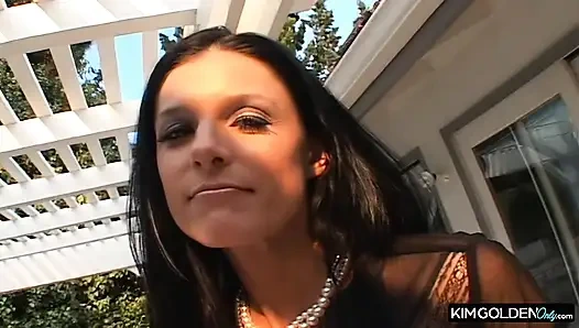 Verfuehrerische Bruenette in heissem Oral- und Anal-Spiel