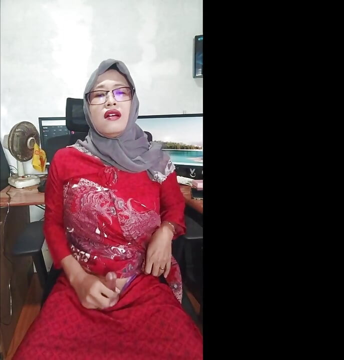 Hijab Ladyboys Cum Masturbating