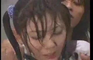 シャワーで犯される日本人少女
