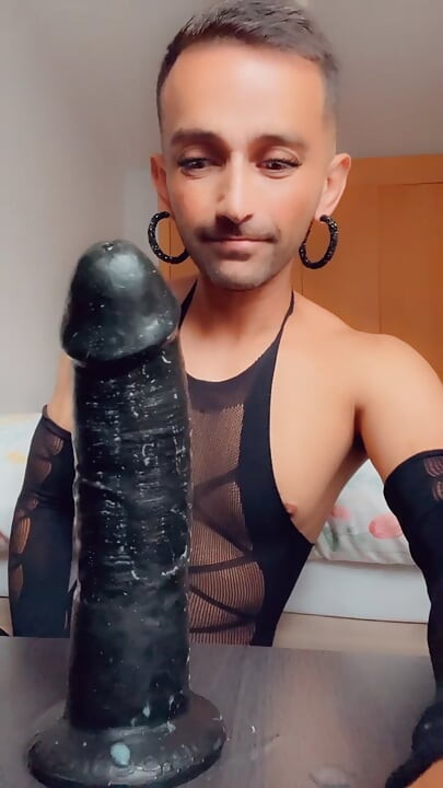 Eu amo paus pretos, eles são agradáveis para gozar neles e depois chupar eles. Parte 3