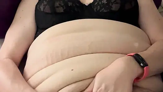 Naomi mengulas nuansa gulungan dildo!