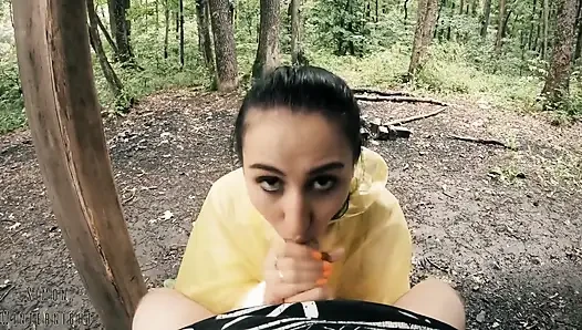 Schwarze Lynn in gelber Regenjacke lutscht schwanz im wald - blowjob im freien und sperma im mund