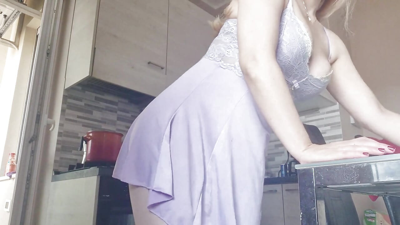 สาวสุดฮอตในห้องครัวไม่ใส่กางเกงใน