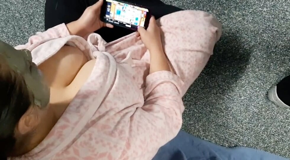 Evde yüze boşalma yaparken üvey annemin yüzüne ve saçına boşalıyorum