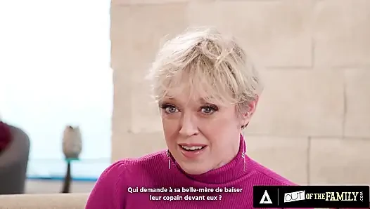ИЗ СЕМЬИ - милфа Dee Williams трахает ее бойфренда, пока ее падчерица мастурбирует