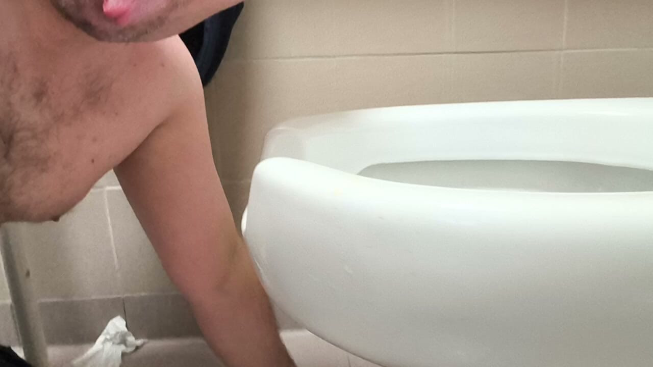 Menjilat dan mencium dudukan toilet di toilet umum yang basah oleh kencing orang asing