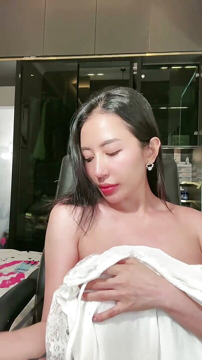 CHICK LIKES TO CUM IN PUBLIC, VIDEO CALL SWIPE PUSSY