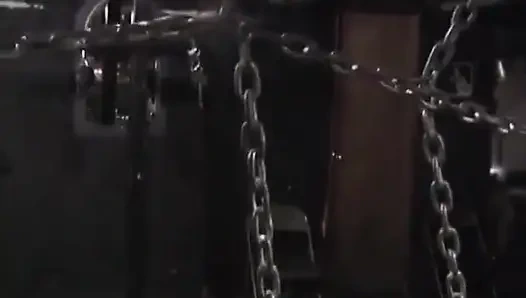 Seksi kız bağlıyken göğüslerini okşuyor