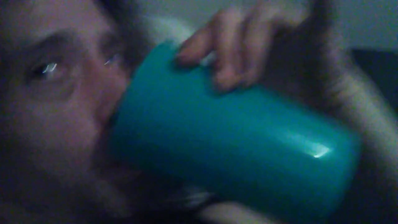 Gananciosamente provando a Taça de Ouro do Meu Mijo Fresco