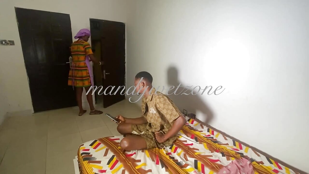 Negresă sexy însoțitoare la hotel îmi servește pizda ei suculentă umedă