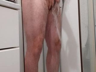Czas na prysznic po goleniu mojego penisa i sikanie pod prysznicem