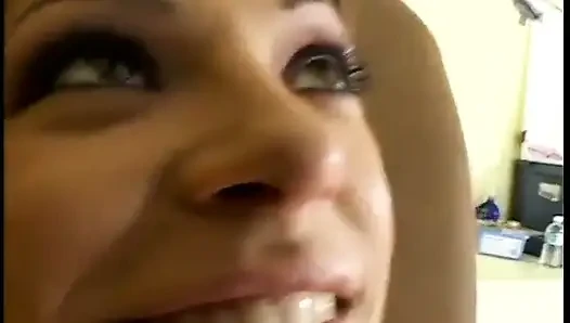 Genç esmer kaltak kıllı amcık sikiliyor sonra götü boşalıyor