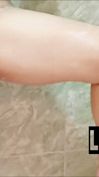 Sous la douche, regardez-moi prendre un bain. | Clip 1