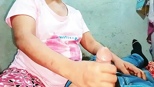 Hintli yenge sıkı götünü dewar domaltarak sikiyor ve yüzünü sikiyor güzel tombul yenge