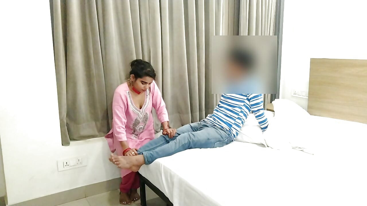 Boss ne ghar ki noukrani ko paise magne par chod diya. Paise magne par ghar ki noukrani ke bur me lund daal diya