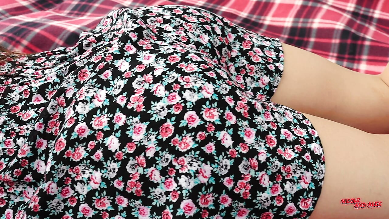 Fodi a esposa de outra pessoa na natureza. Eu terminei na boca dela.