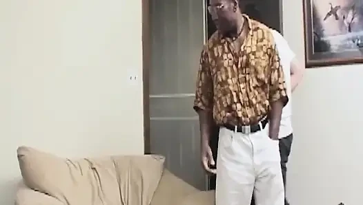 Olgun orta yaşlı seksi kadın büyük zenci yarağı ve beyaz yarağı derine alıyor