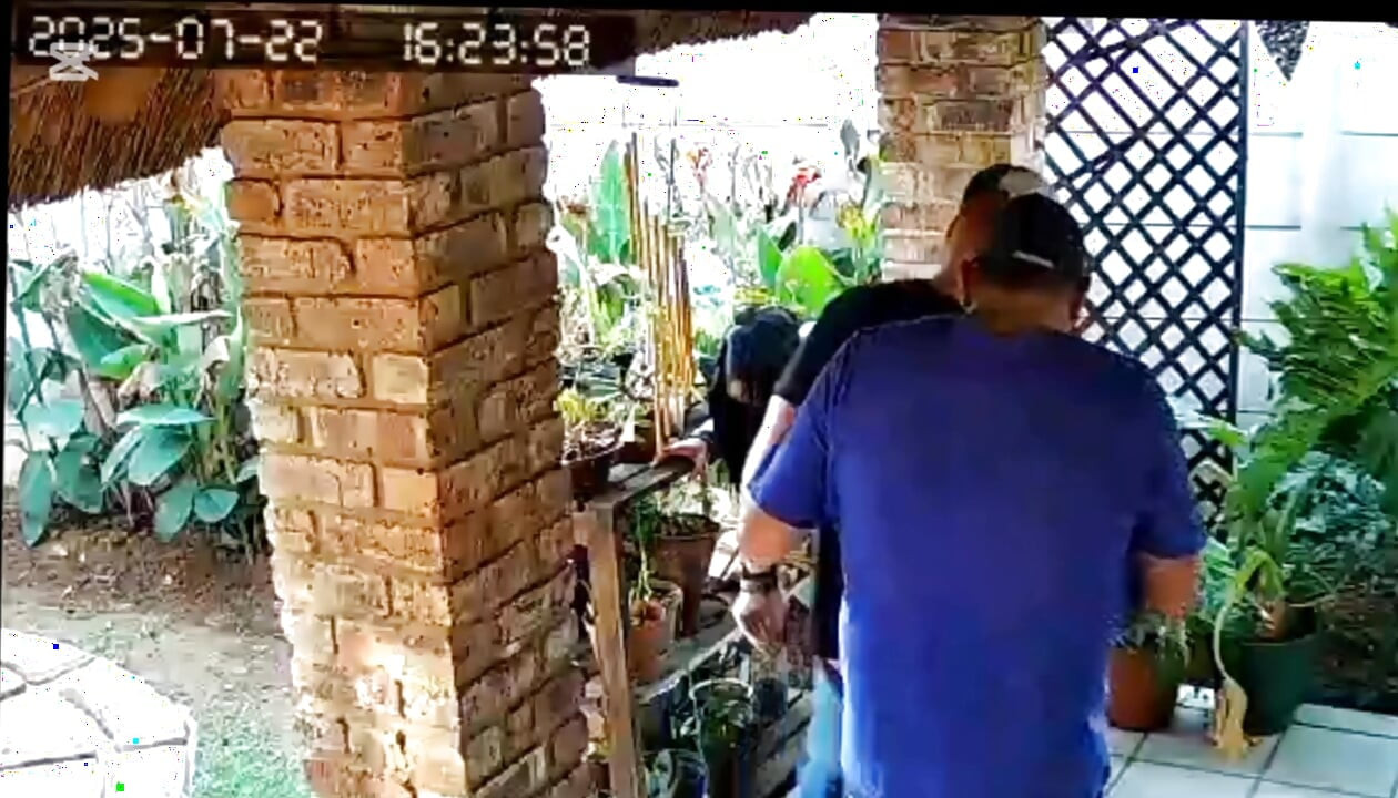 Jefe cornudo quería que me follara a su esposa mientras se masturba