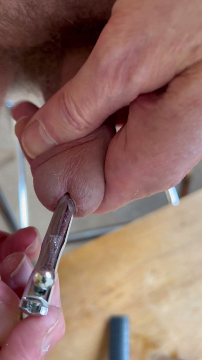 Peephole stretching | Clip 1